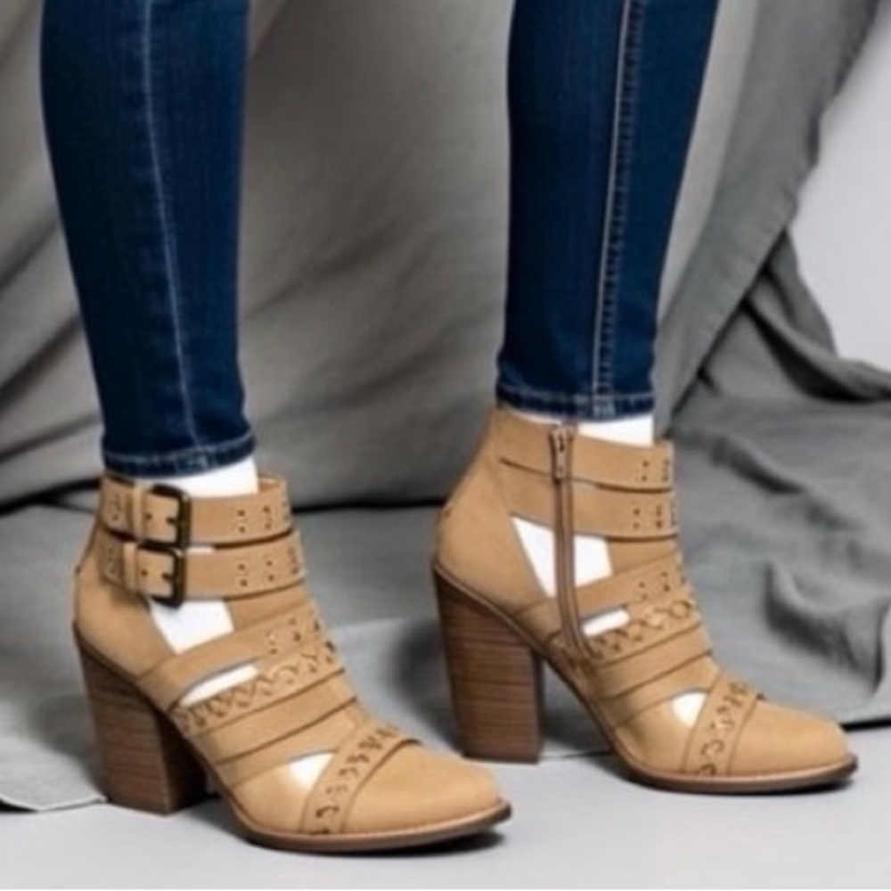 Cobblerz Tan Suede Cutout Buckle Gladiator Ankle Boots Heel Women's Size 8.5